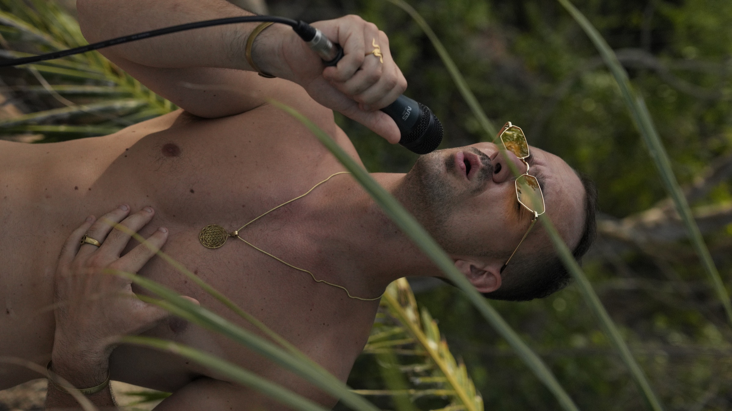 Timotheus Trance leading a mantra